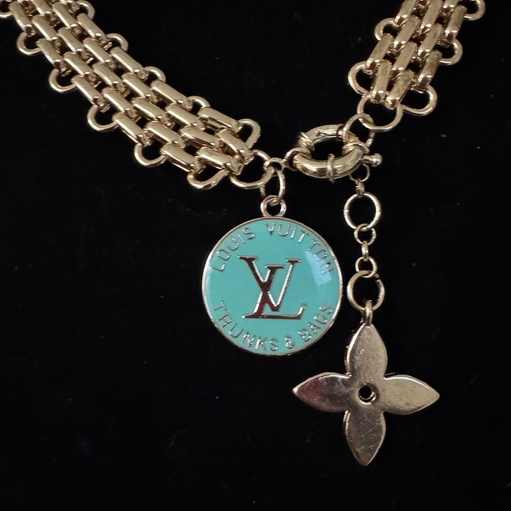 Louis Vuitton zipper pull on a gold tone Chain Necklace with toggle - Picture 5 of 7